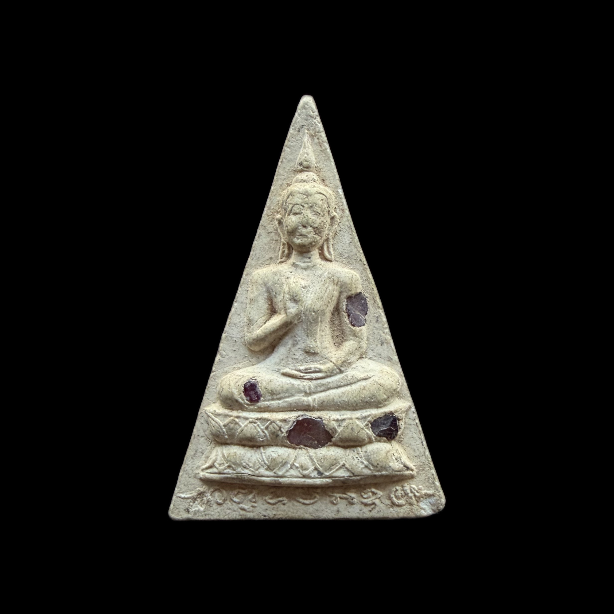 Phra Phuttha Chinnarat — White Tall Triangular Form, front view