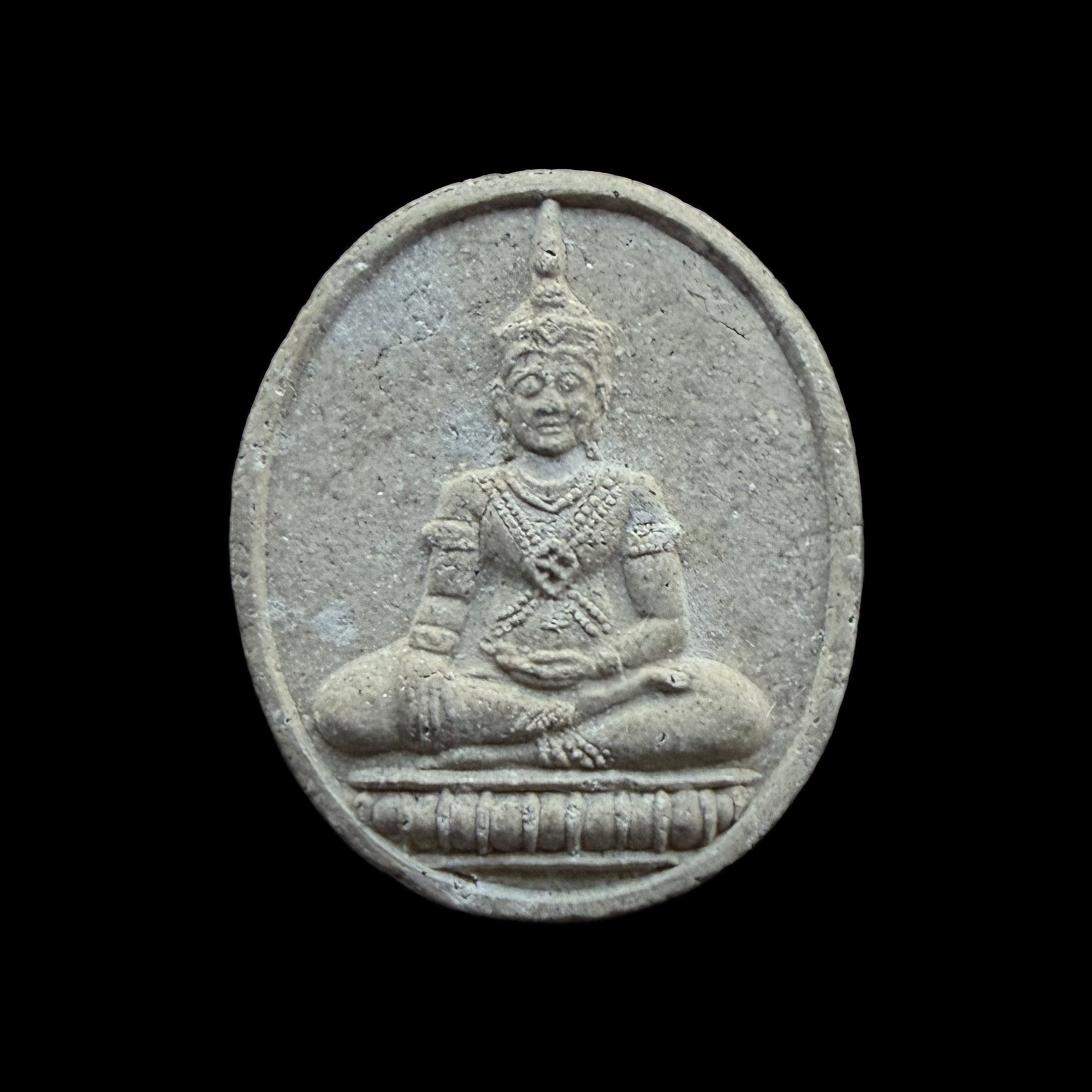 Phra Phuttha Chinnarat — Dark Oval Double-Buddha Medallion, back view